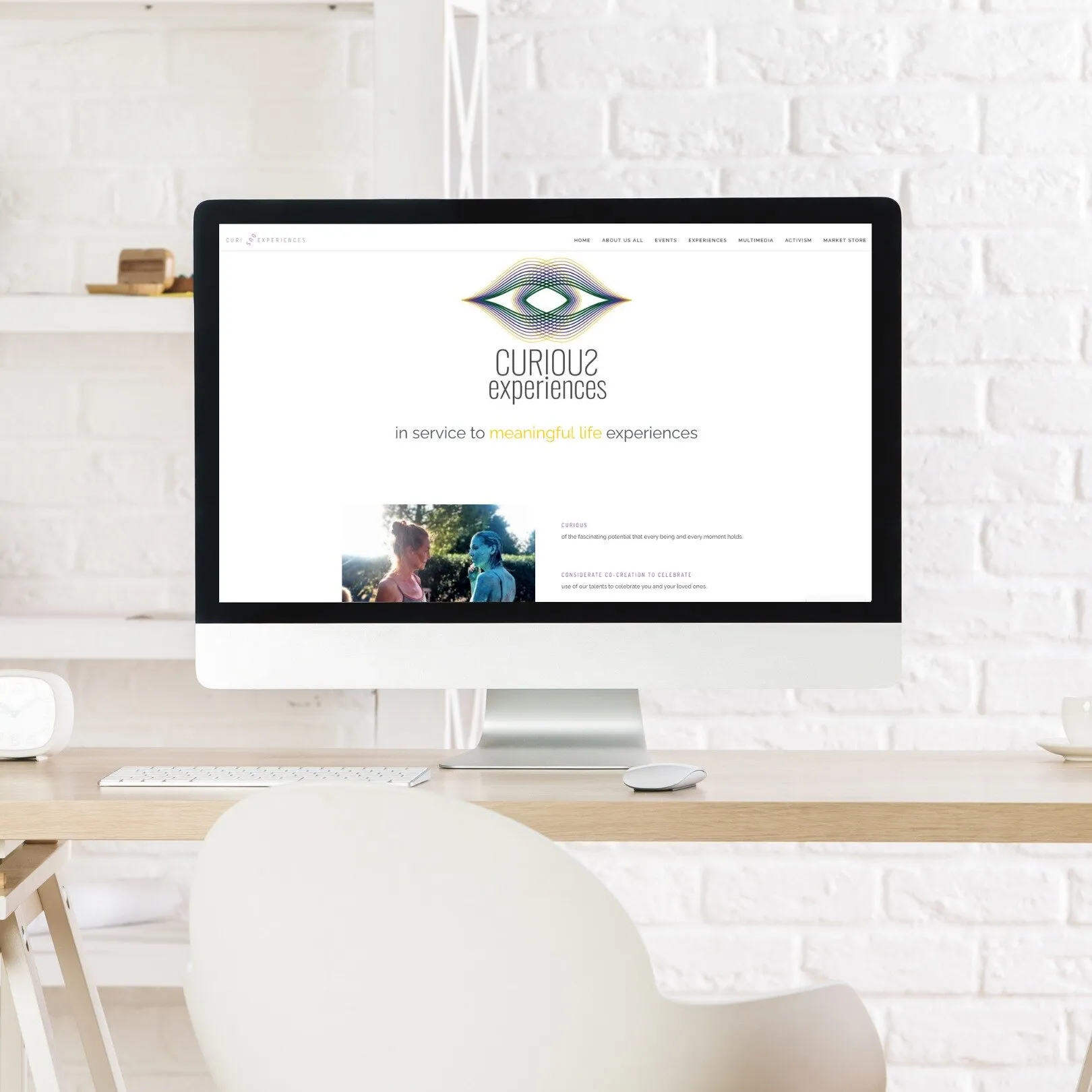 Monitor con la portada de la web de Curious Experiences