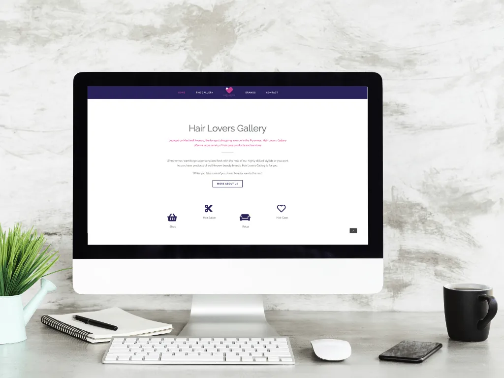 Monitor sobre un escritorio con la web de Hair Lovers Gallery