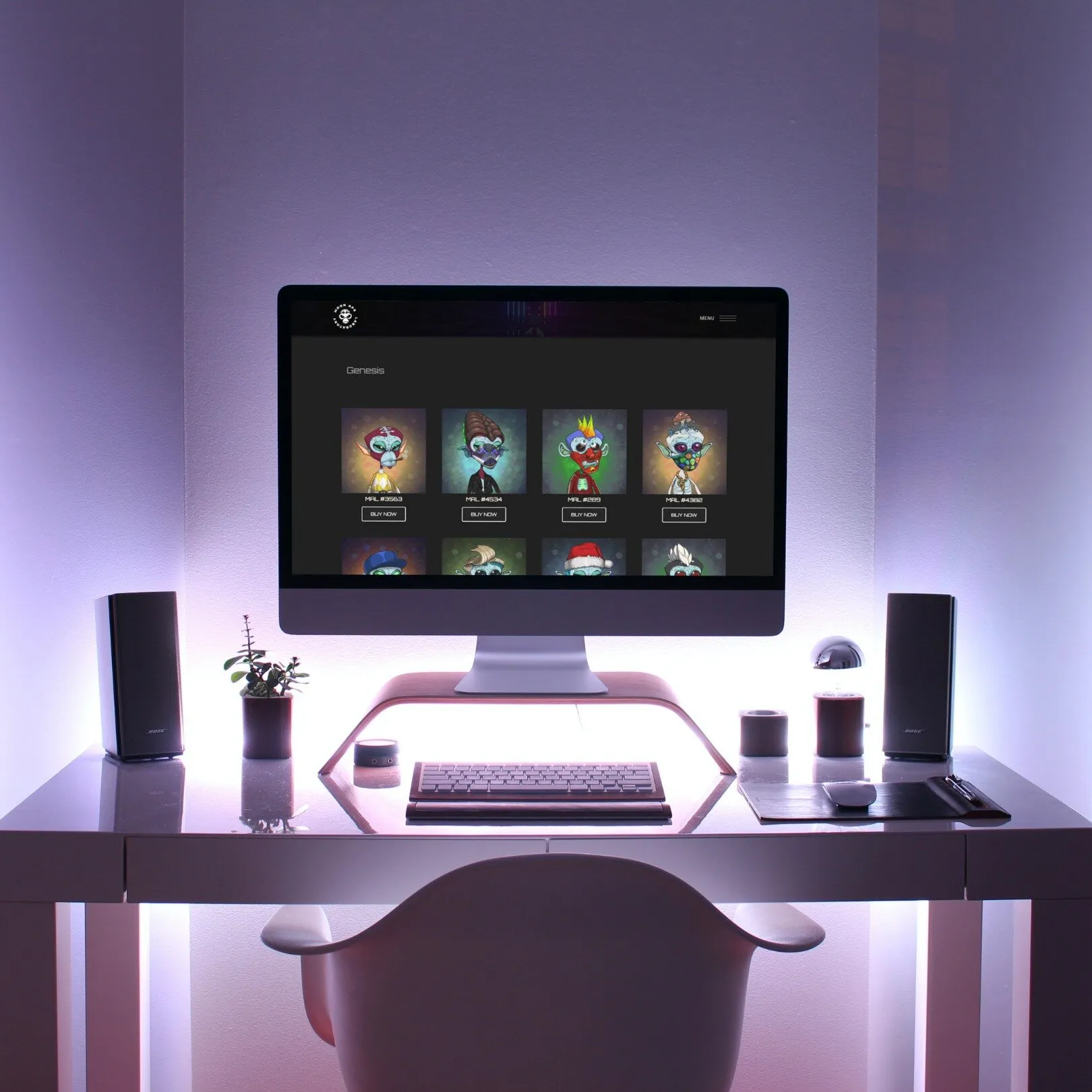 Escritorio con luz morada y un monitor mostrando la galería de Moon Ape Laboratory