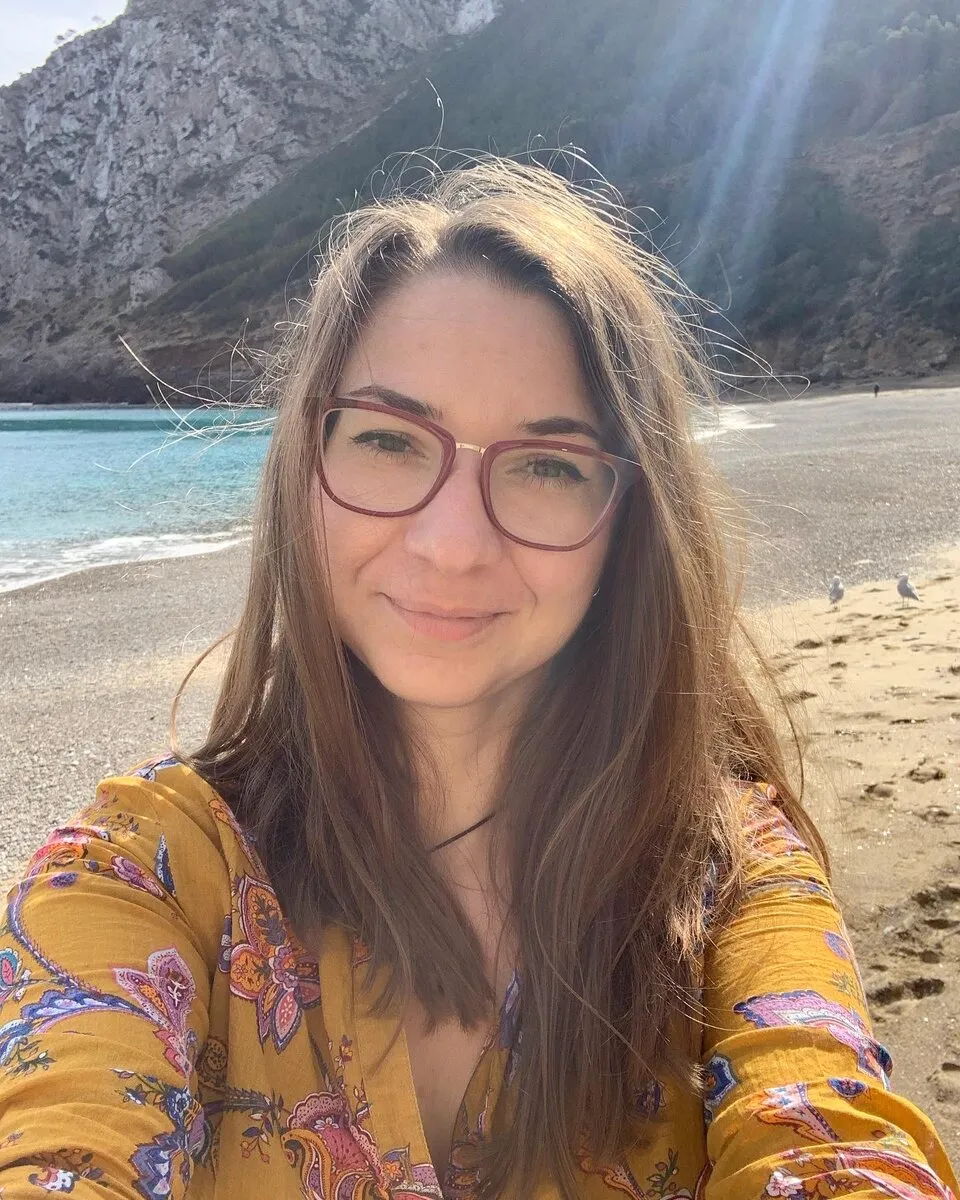 Roxi sonriendo en una playa de Mallorca